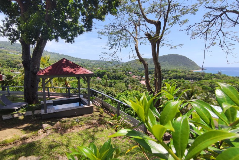 La vue du jardin sur la mer
